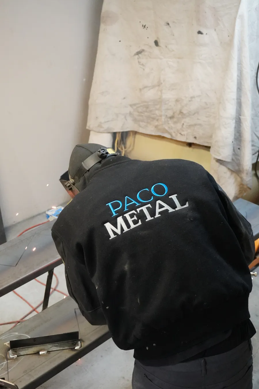 Soudeur PacoMetal en travail de production