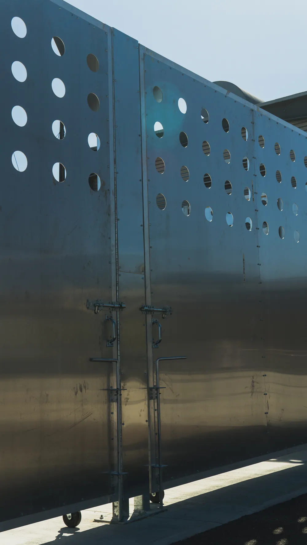 Aluminum waste enclosure — photo 2
