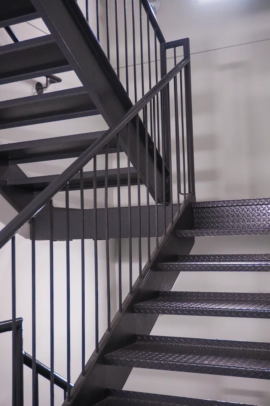 Escalier d’acier installé dans une cage existante